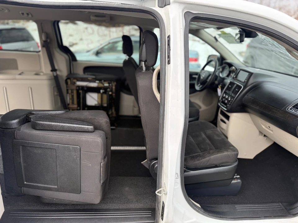 2019 Dodge Caravan - Image 15 of 20