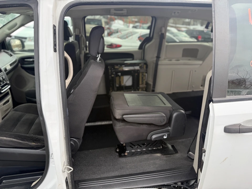 2019 Dodge Caravan - Image 13 of 20