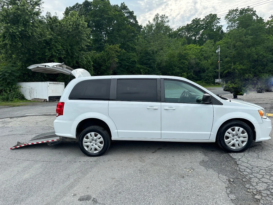 2019 Dodge Caravan - Image 6 of 20