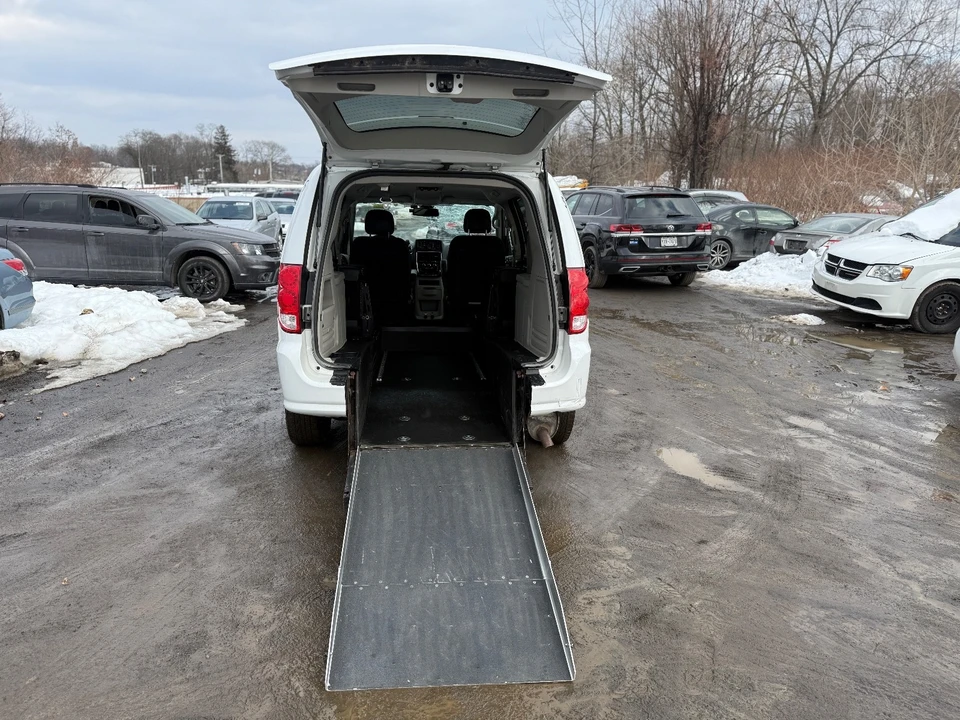 2019 Dodge Caravan - Image 16 of 20