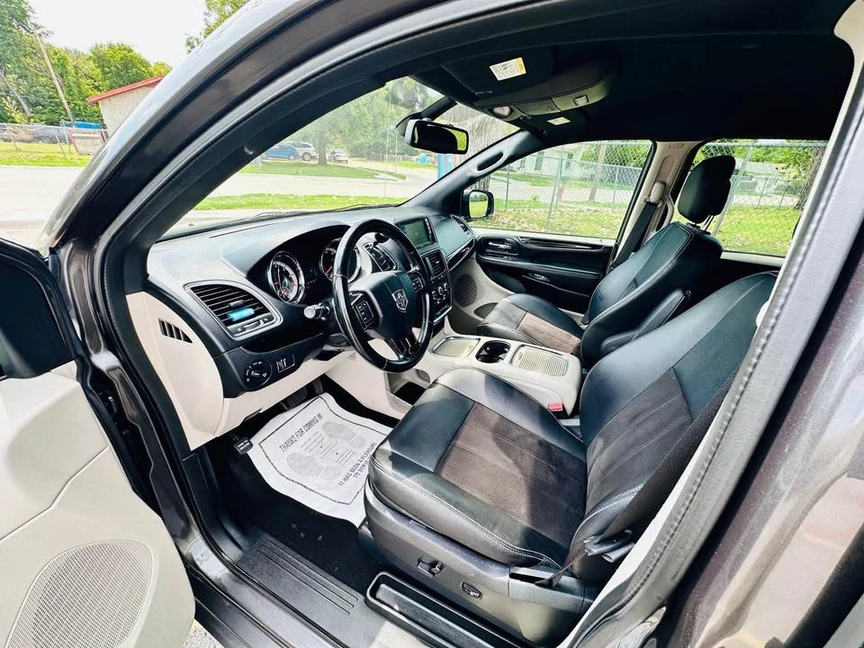 2019 Dodge Caravan - Image 9 of 15