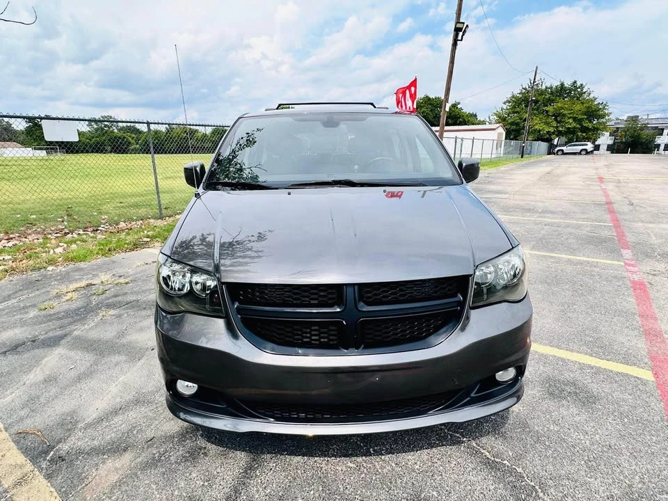 2019 Dodge Caravan - Image 2 of 15