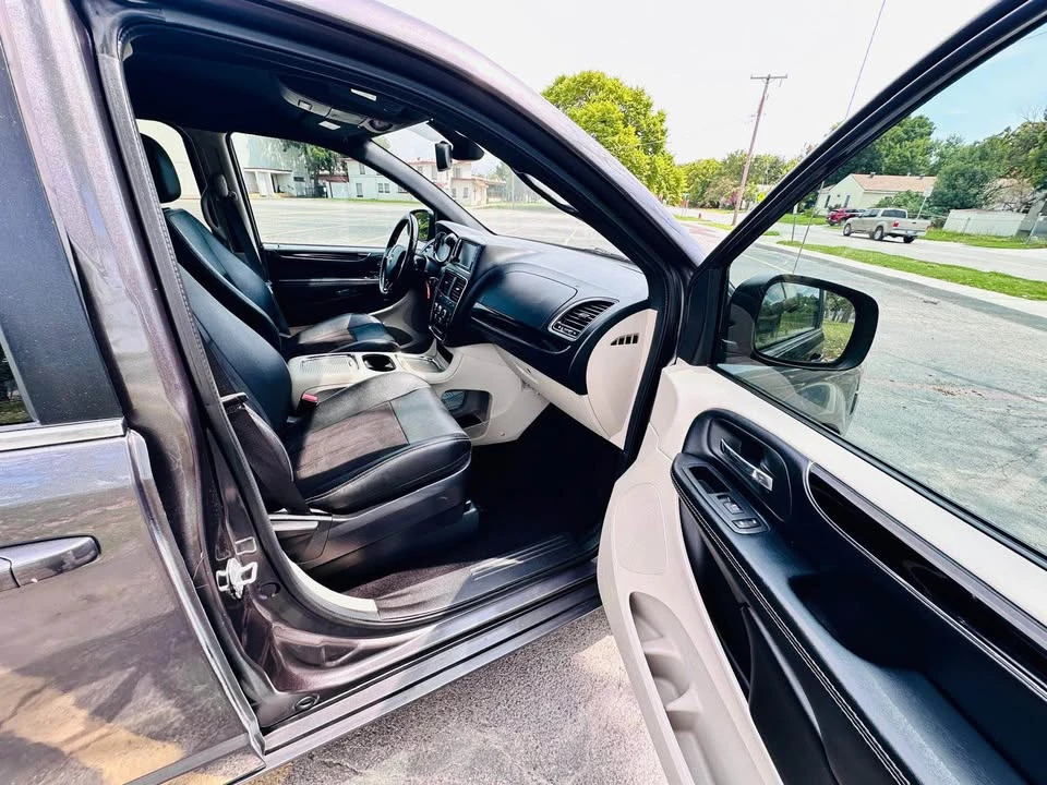 2019 Dodge Caravan - Image 10 of 15