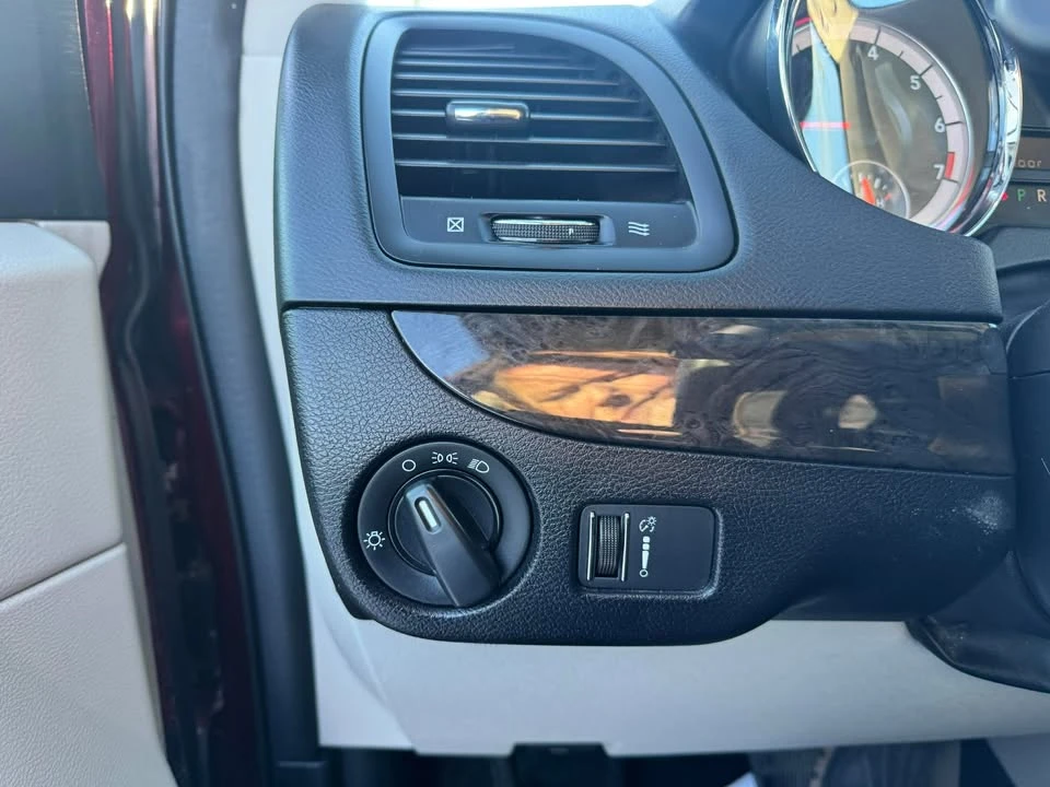 2019 Dodge Caravan - Image 14 of 19