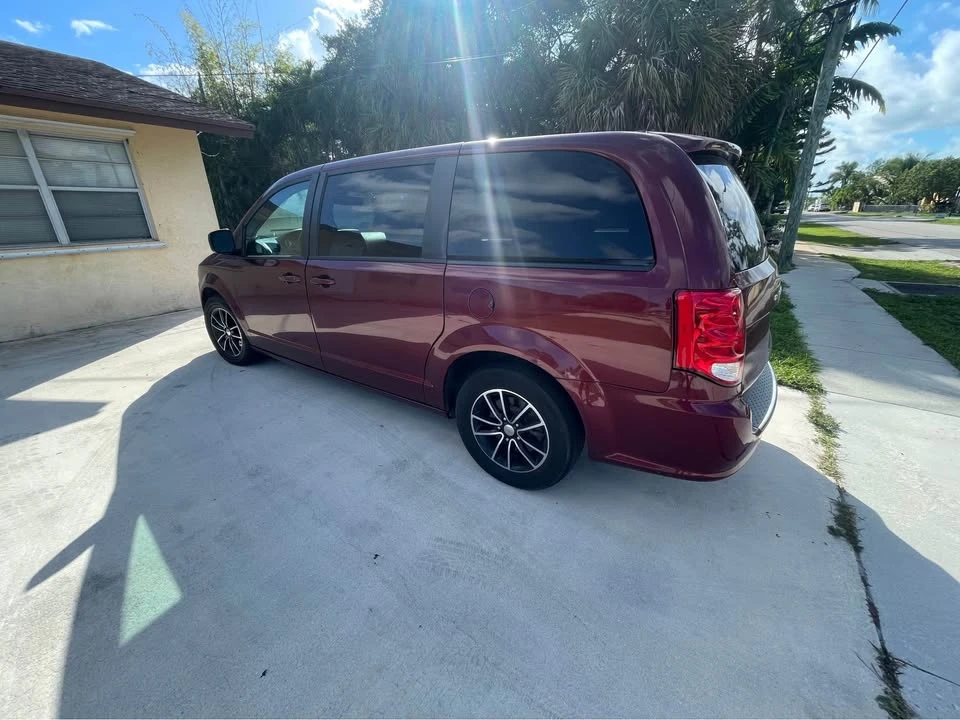2019 Dodge Caravan - Image 2 of 9