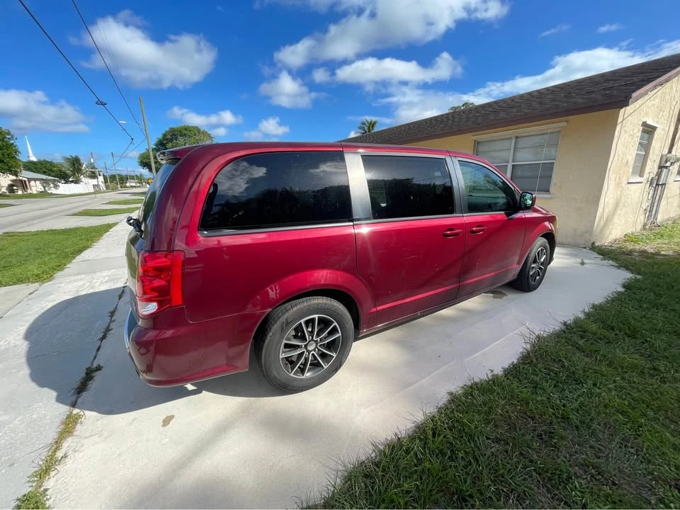 2019 Dodge Caravan - Image 4 of 9