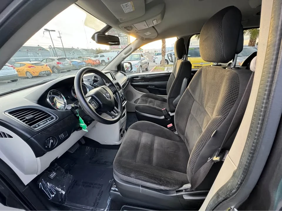 2019 Dodge Caravan - Image 8 of 15