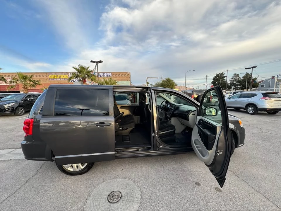 2019 Dodge Caravan - Image 13 of 15