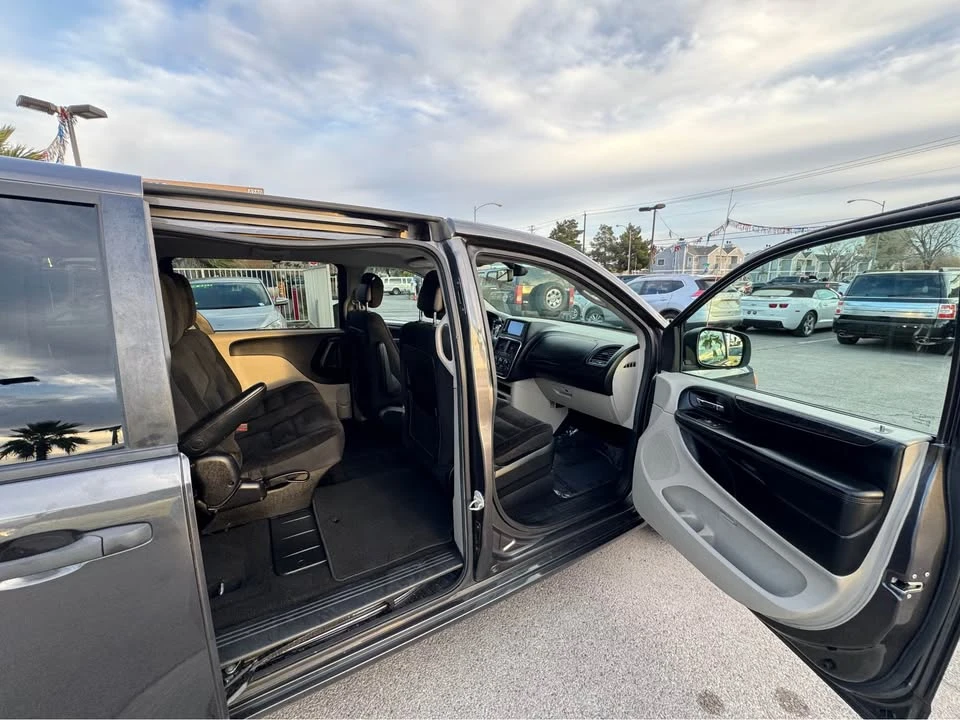 2019 Dodge Caravan - Image 14 of 15
