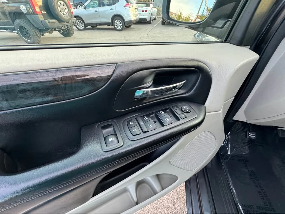 2019 Dodge Caravan - Image 10 of 15
