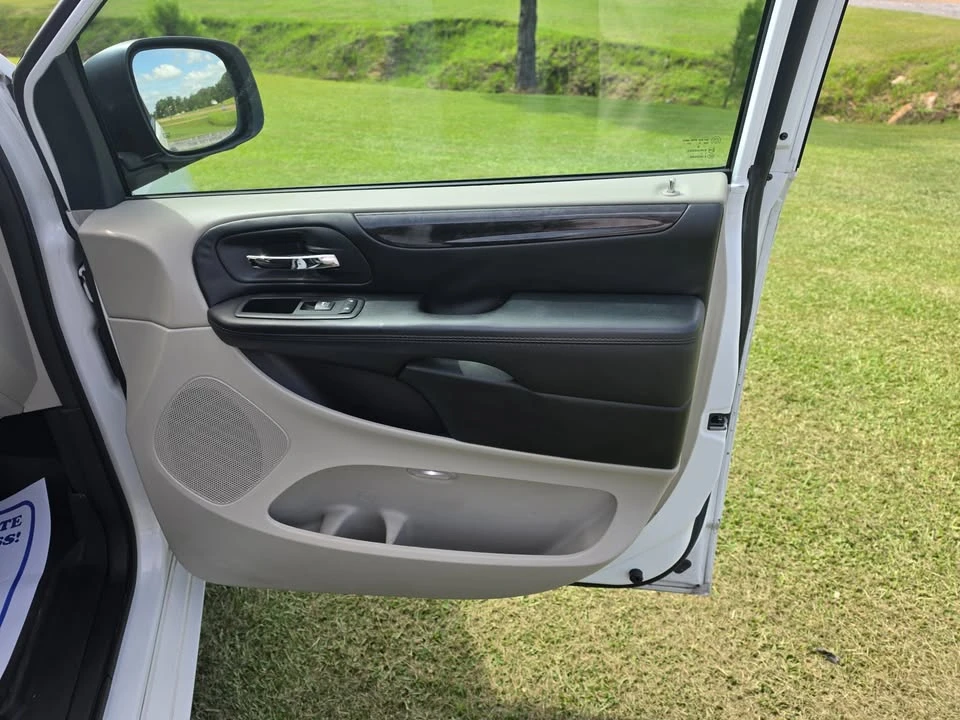 2019 Dodge Caravan - Image 10 of 19