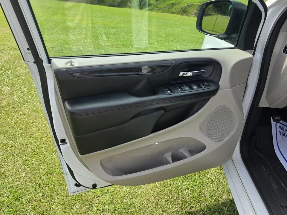 2019 Dodge Caravan - Image 11 of 19