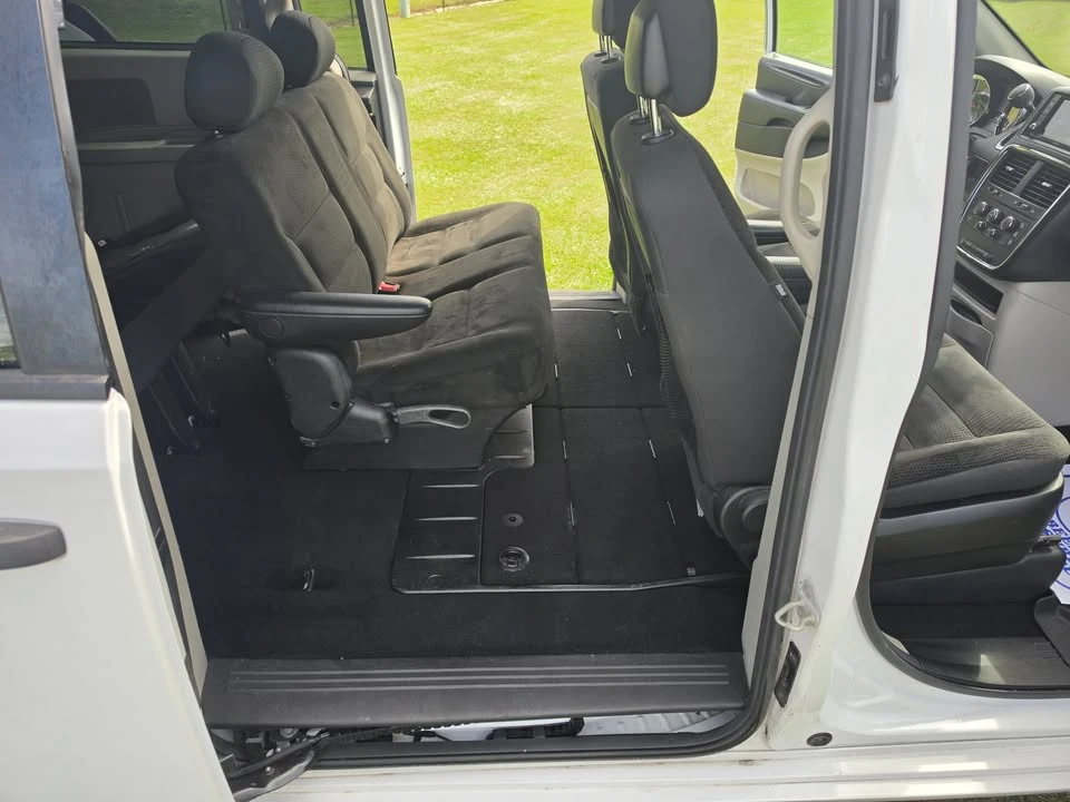 2019 Dodge Caravan - Image 8 of 19