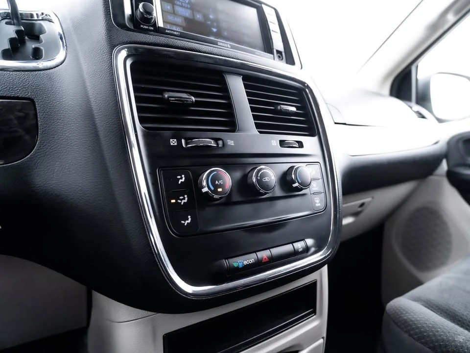 2019 Dodge Caravan - Image 15 of 19