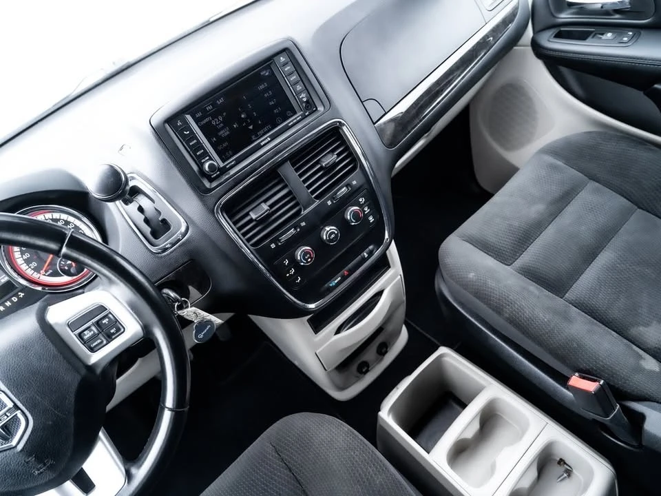2019 Dodge Caravan - Image 13 of 19
