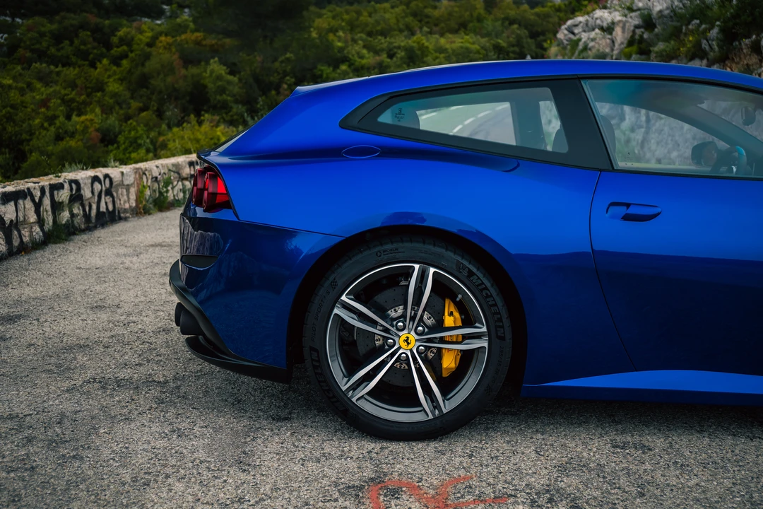 2019 Ferrari GTC4Lusso - Image 9 of 12