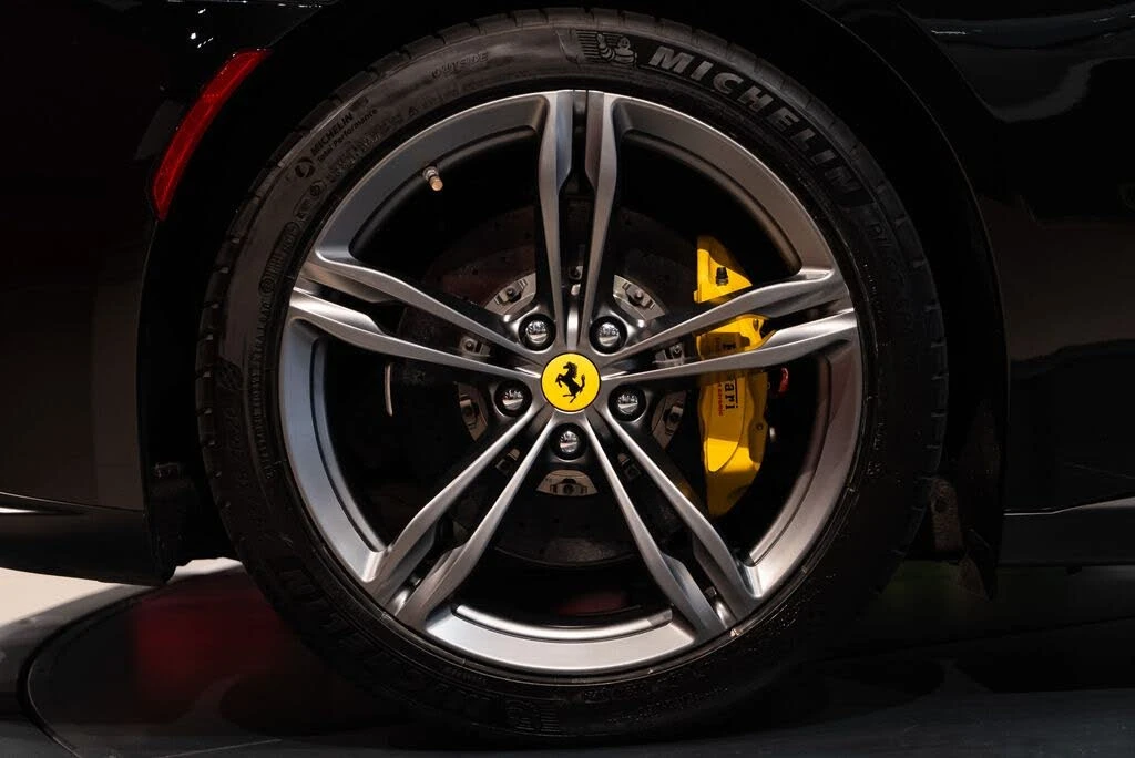 2019 Ferrari GTC4Lusso - Image 15 of 31