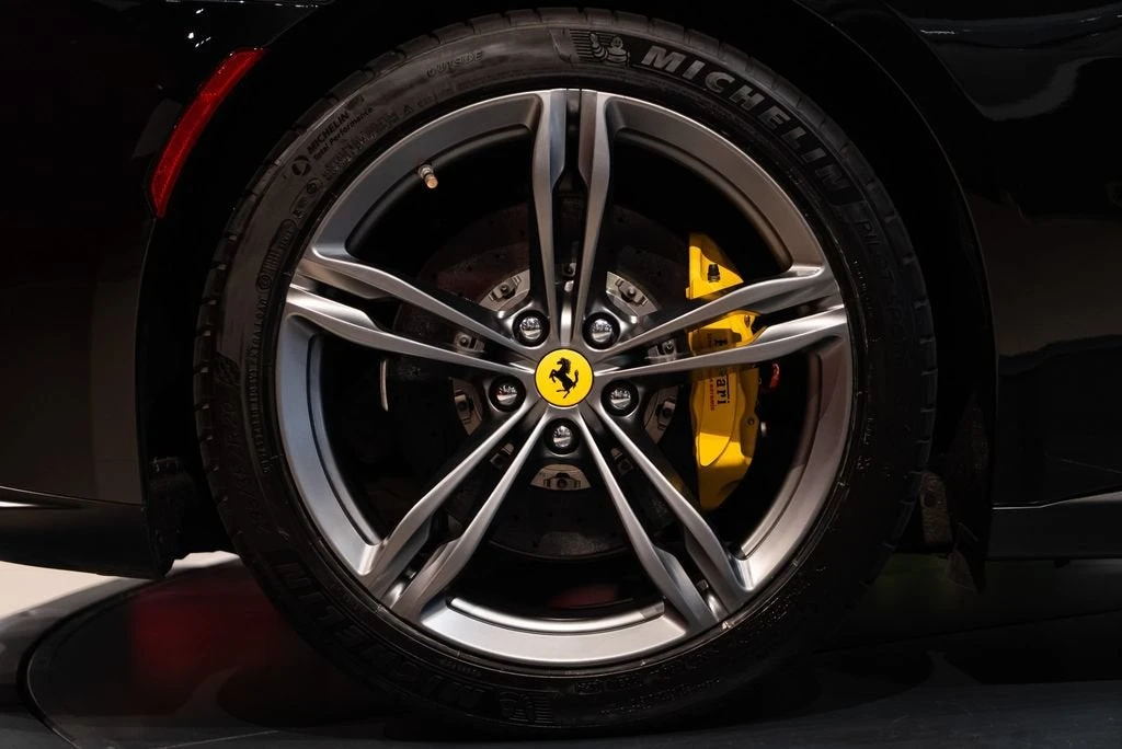 2019 Ferrari GTC4Lusso - Image 15 of 31