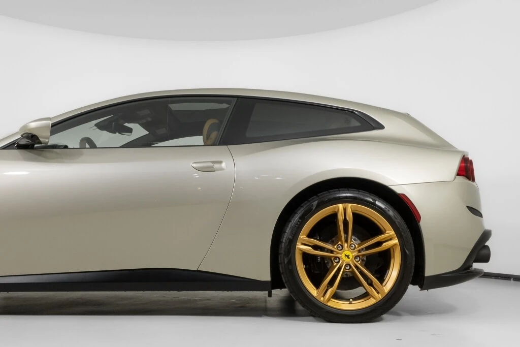 2019 Ferrari GTC4Lusso - Image 15 of 21