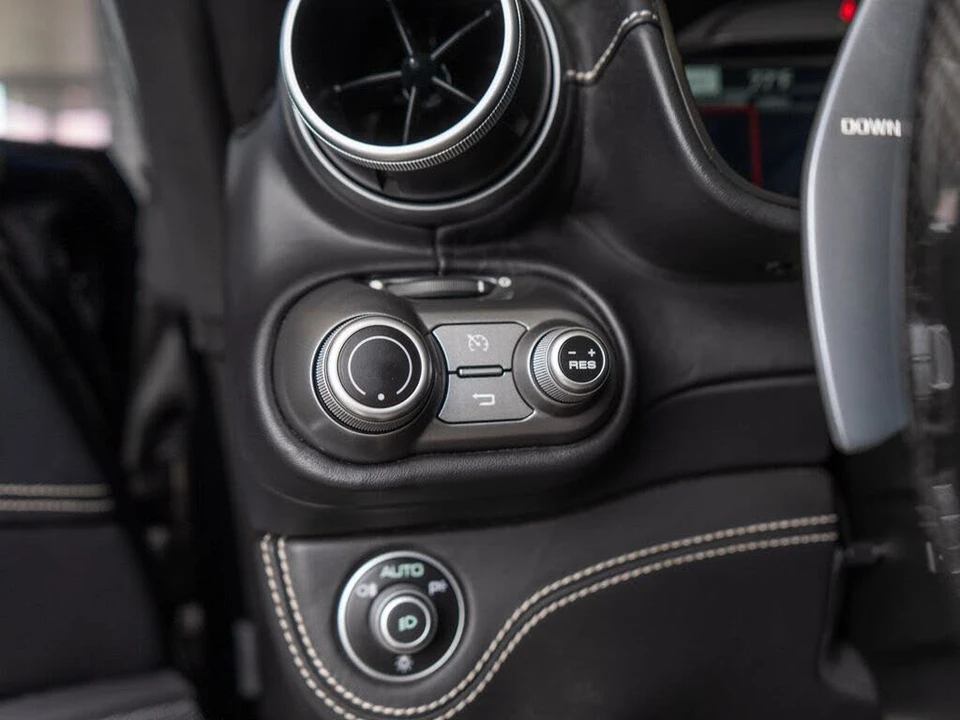 2019 Ferrari Portofino - Image 25 of 31