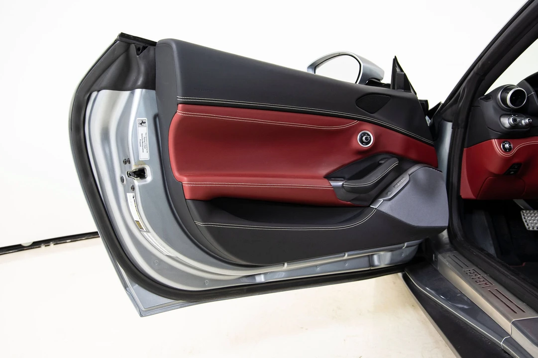2019 Ferrari Portofino - Image 24 of 31