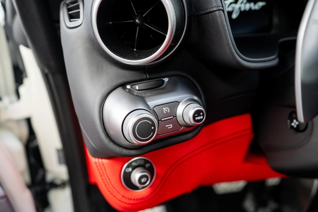 2019 Ferrari Portofino - Image 17 of 31