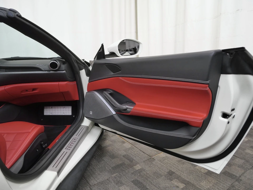 2019 Ferrari Portofino - Image 17 of 31