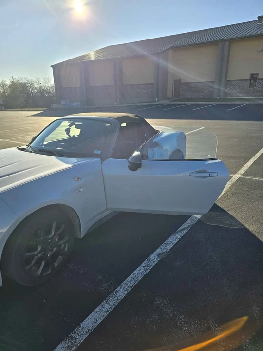 2019 Fiat 124 Spider - Image 2 of 18