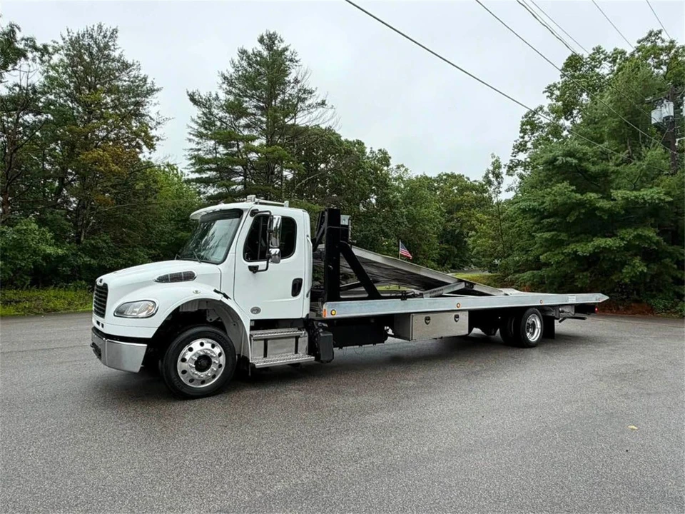 2019 Freightliner - Image 2 of 15