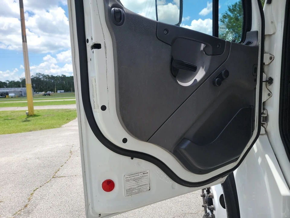 2019 Freightliner - Image 12 of 13