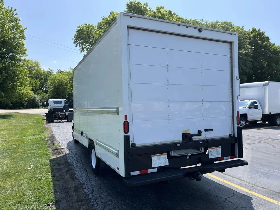 2019 GMC Savana - Image 10 of 12