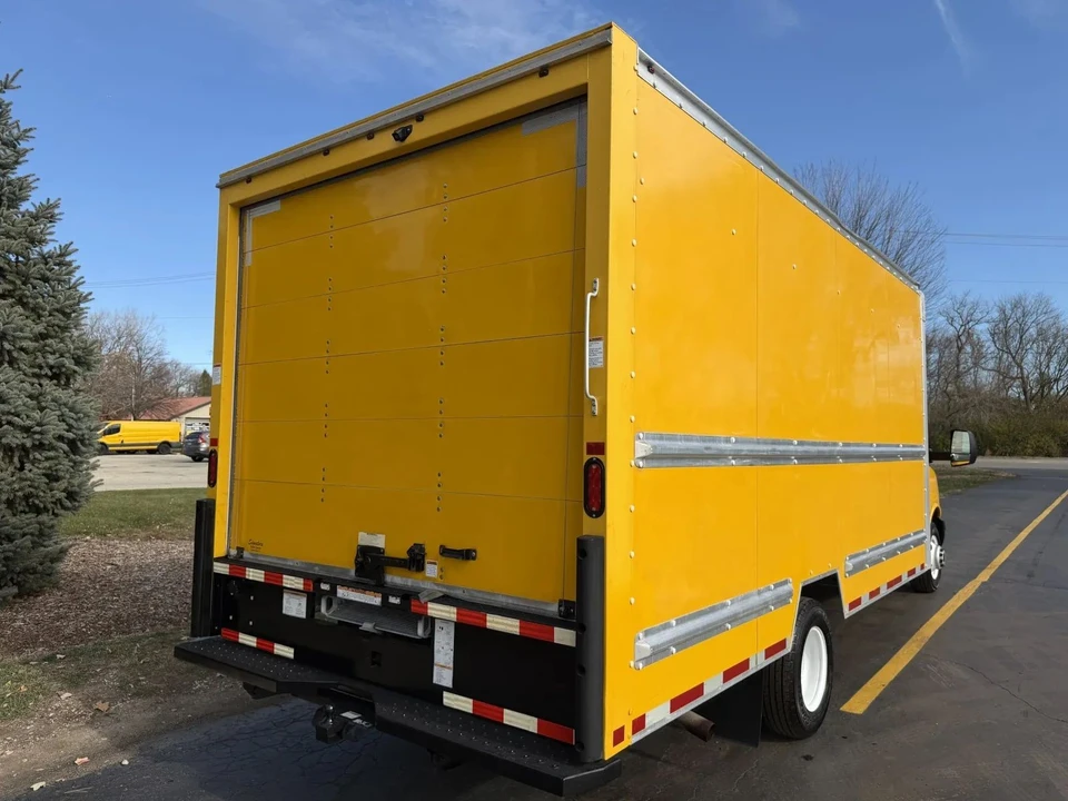 2019 GMC Savana - Image 11 of 12