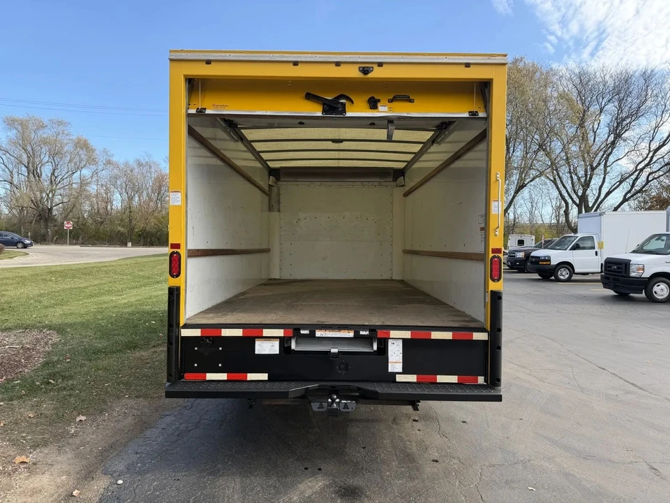 2019 GMC Savana - Image 12 of 12