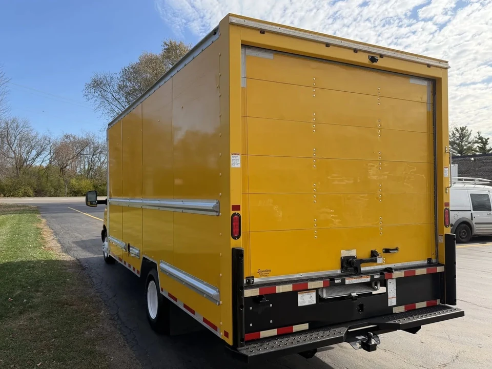 2019 GMC Savana - Image 9 of 12