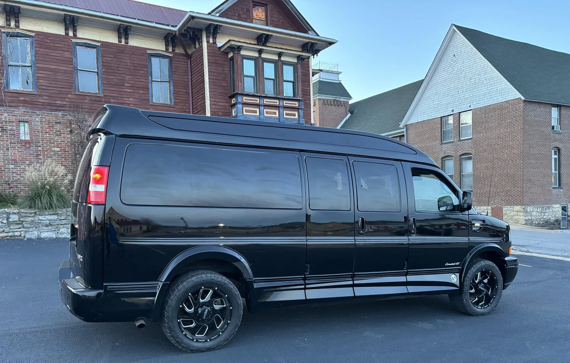 2019 GMC Savana - Image 10 of 31