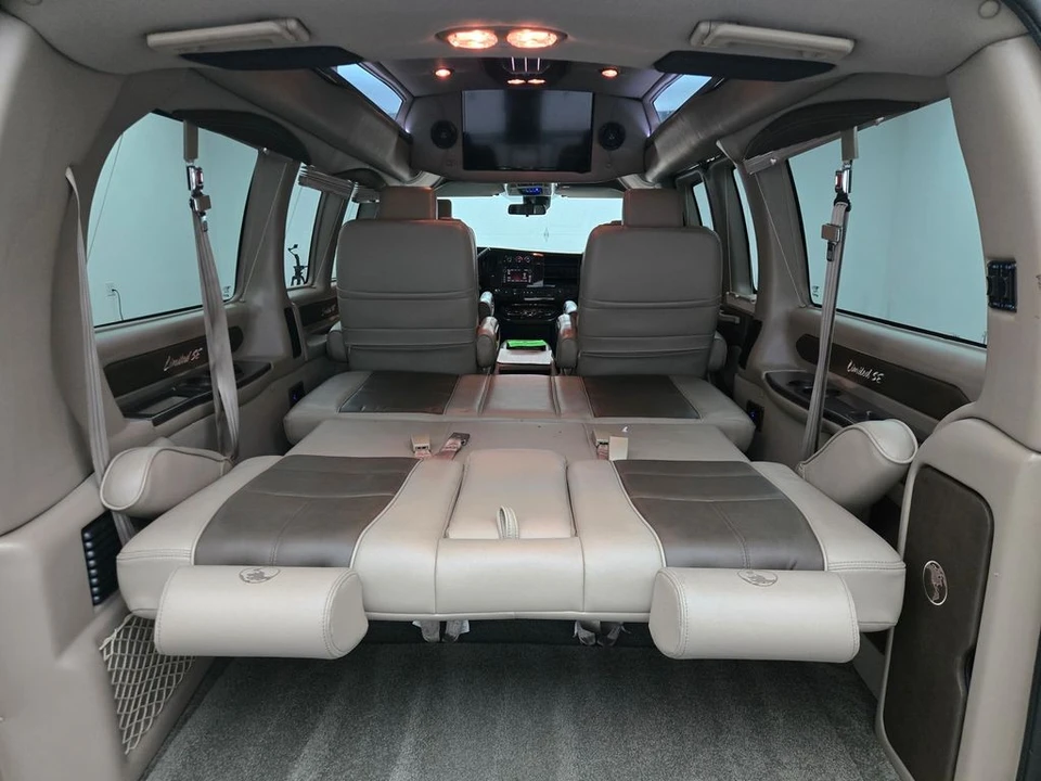 2019 GMC Savana - Image 4 of 12