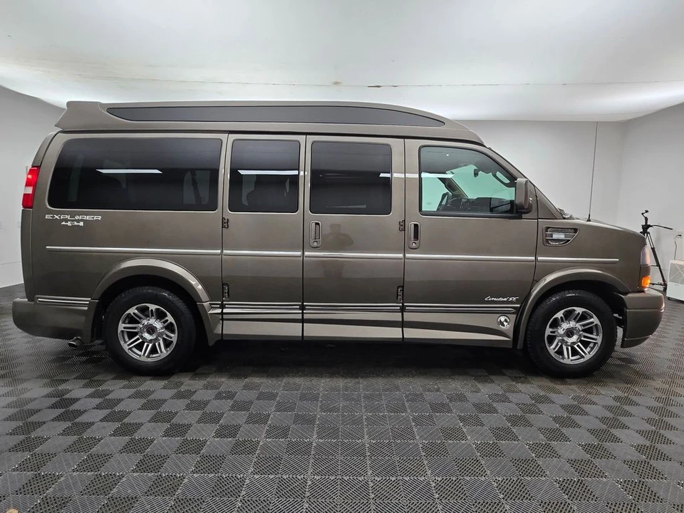 2019 GMC Savana - Image 9 of 12