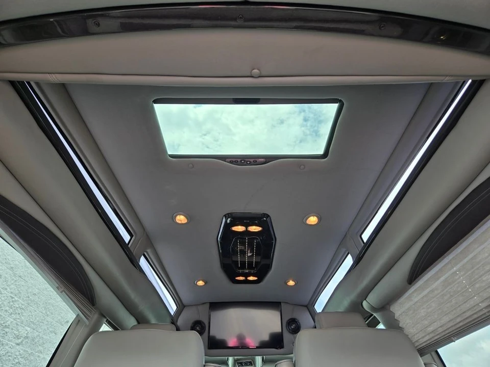 2019 GMC Savana - Image 9 of 21