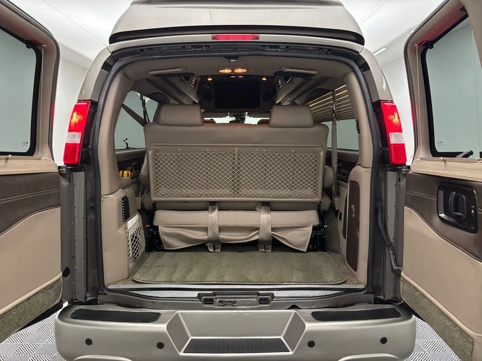 2019 GMC Savana - Image 9 of 12