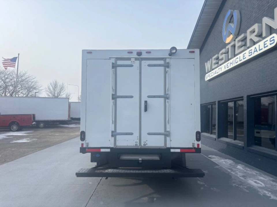 2019 GMC Savana - Image 7 of 12