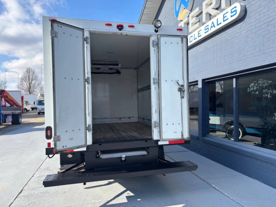 2019 GMC Savana - Image 11 of 12