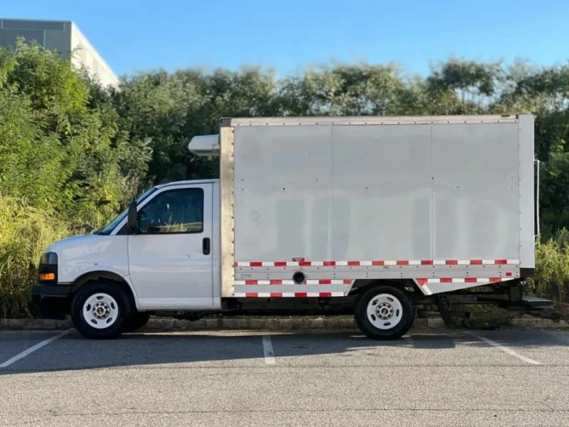 2019 GMC Savana - Image 7 of 12