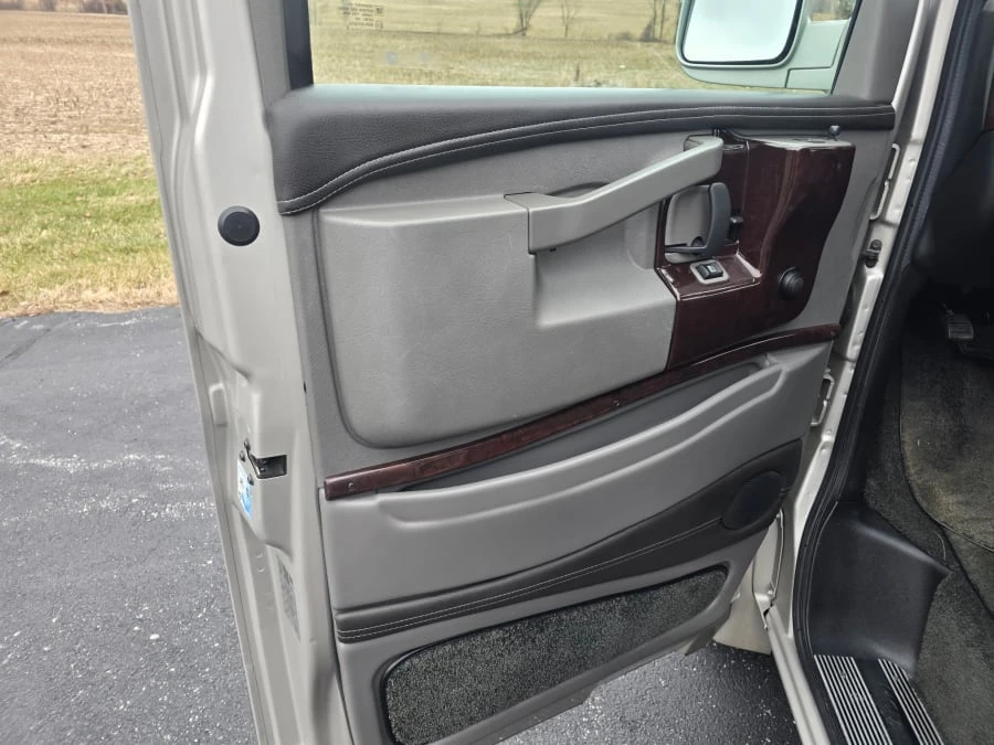 2019 GMC Savana - Image 18 of 19