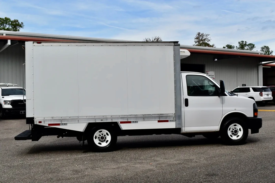 2019 GMC Savana - Image 9 of 14