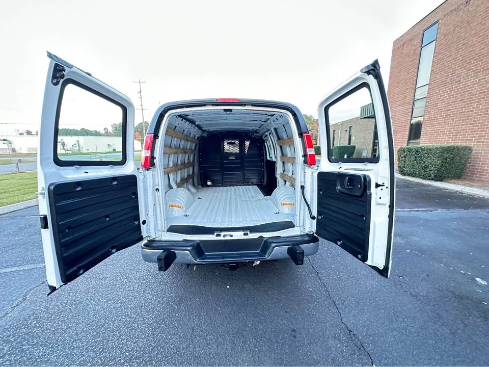2019 GMC Savana - Image 15 of 17