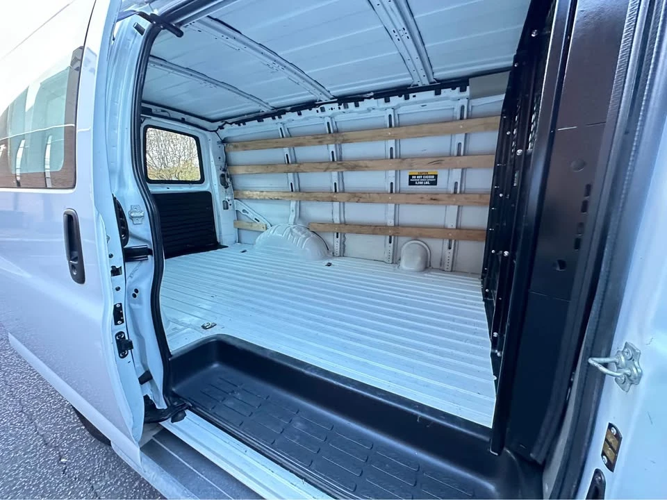 2019 GMC Savana - Image 16 of 17