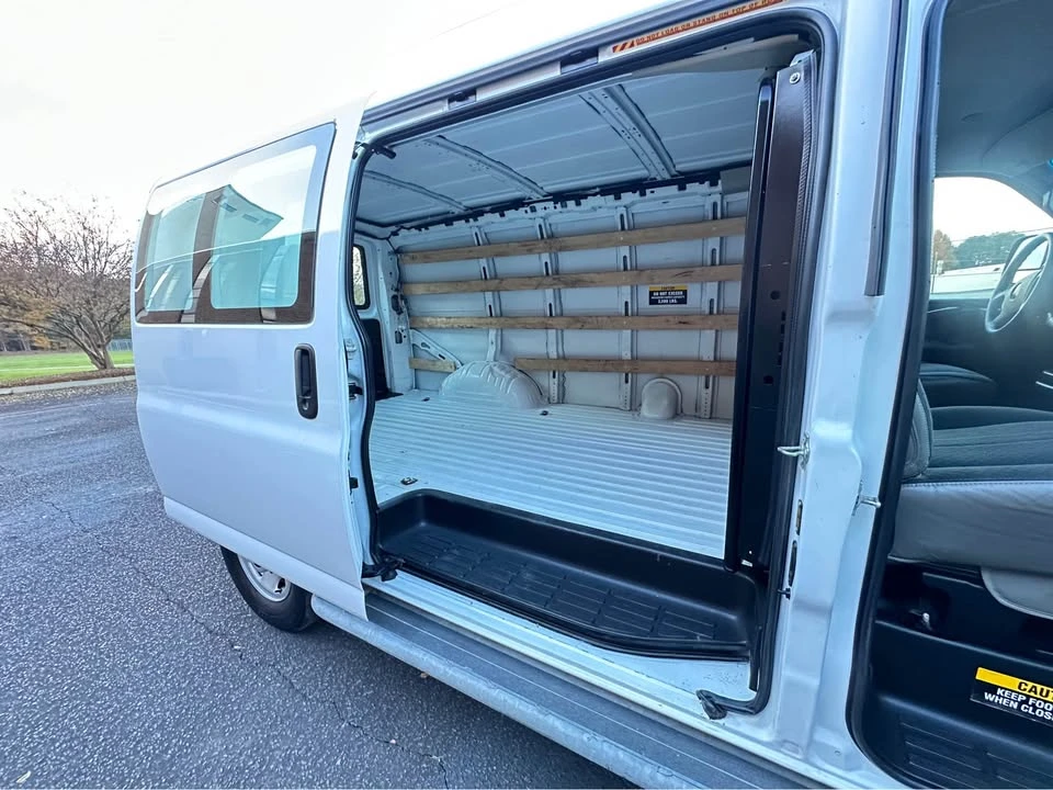 2019 GMC Savana - Image 11 of 17