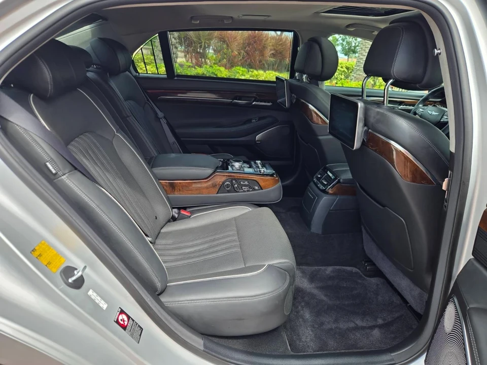 2019 Genesis G90 - Image 15 of 21