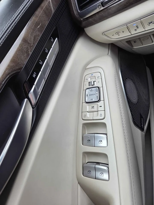 2019 Genesis G90 - Image 16 of 20