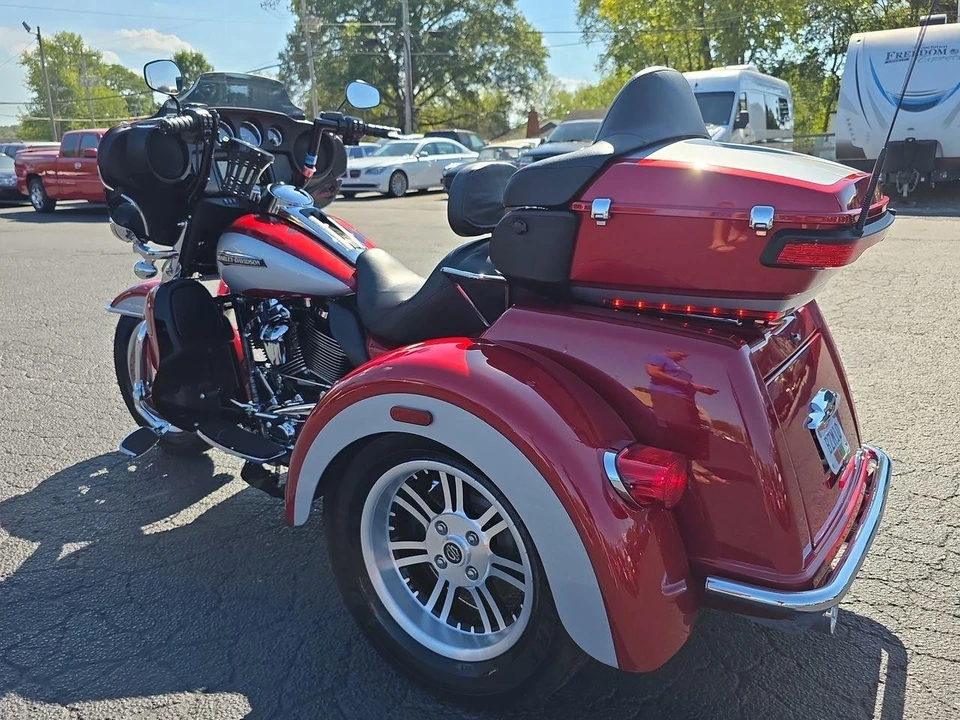 2019 Harley-Davidson Touring Milwaukee-Eight - Image 2 of 12